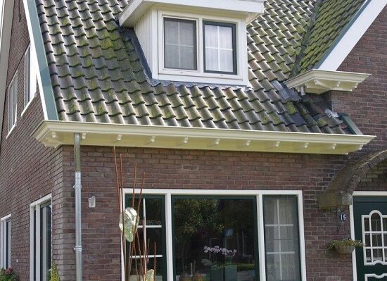 De houten dakgoten en windveren zijn vervangen door kunststof exemplaren.