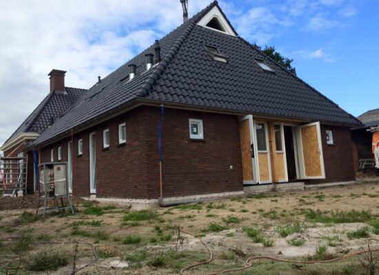 Nieuwbouw woning met inwoning te Kallenkote