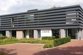 Bedrijfspand van Univé verzekeringen in Dwingeloo
