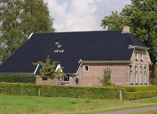 Dit huis heeft nieuwe dakgoten, dakpannen en windveren gekregen.